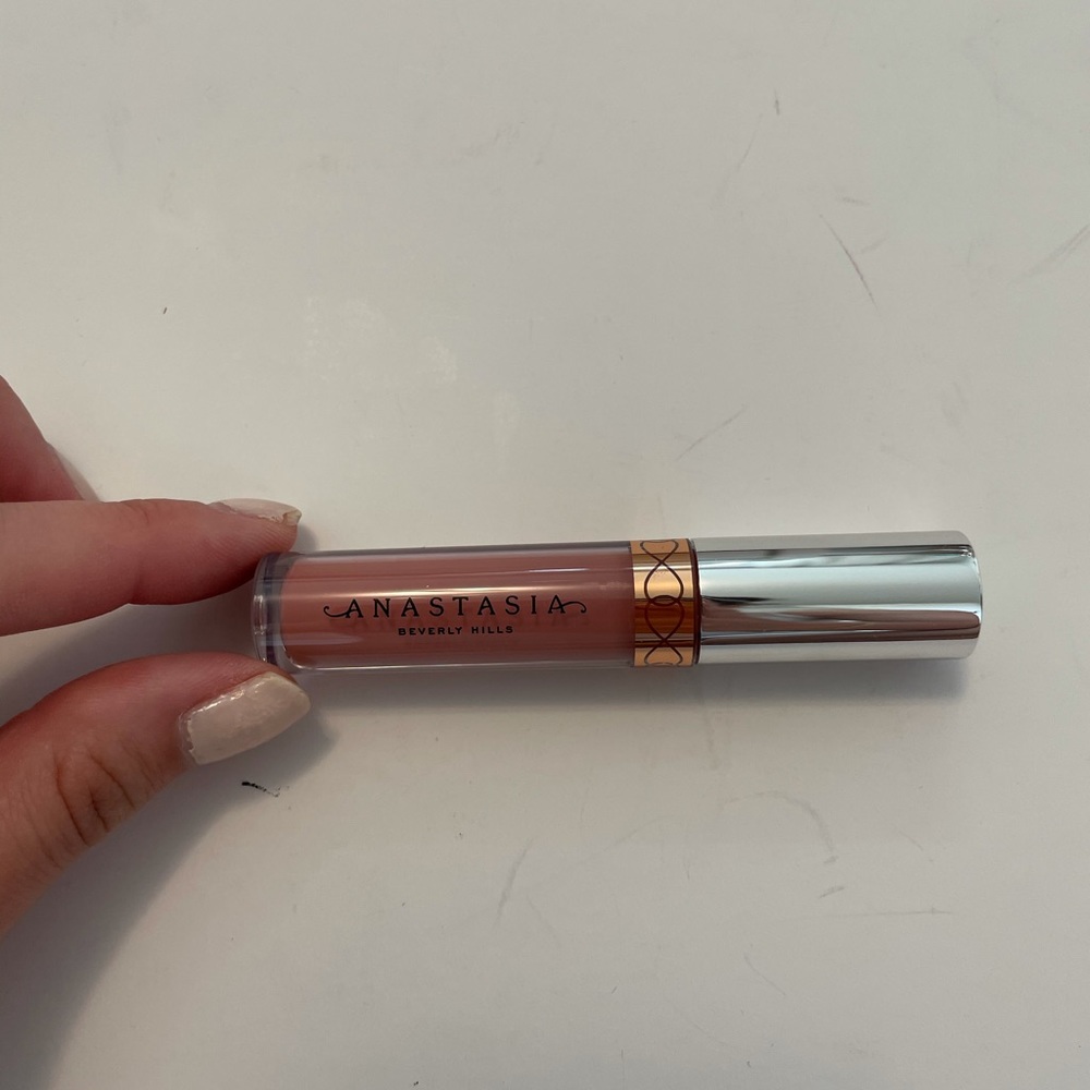 Anastasia Beverly Hills Lipstick in ‘Crush’
